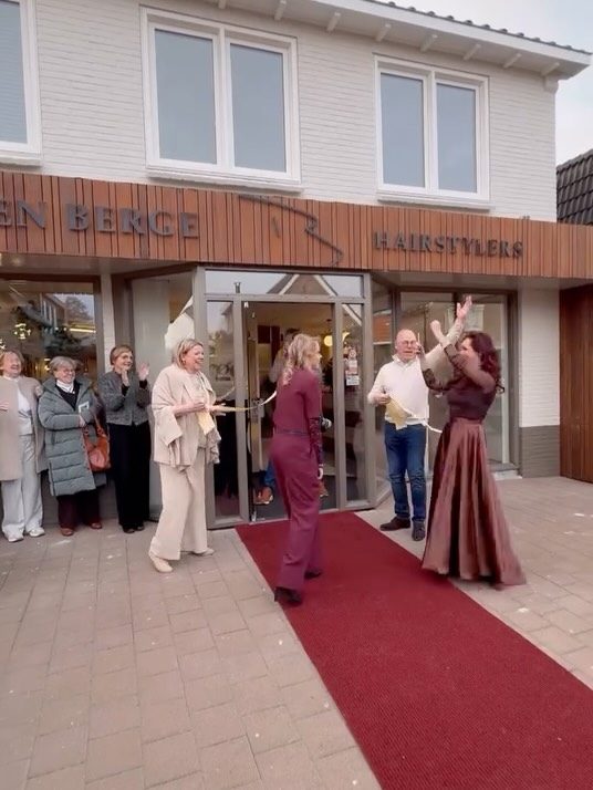 Instagram post from tenbergehairstylers. This post is in position 0.